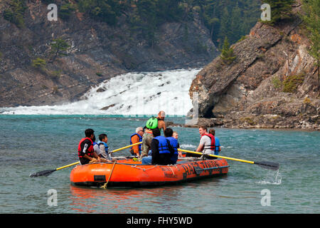 Touristen im Schlauchboot Rafting rafting auf den Bow River in der Nähe von Bow Falls, Banff, Alberta, Kanada Stockfoto