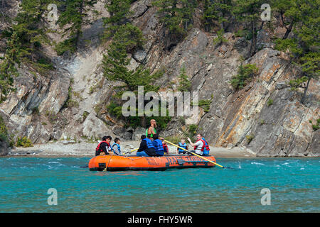 Touristen im Schlauchboot Rafting rafting auf den Bow River in der Nähe von Banff, Alberta, Kanada Stockfoto