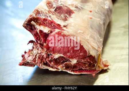Der Schnitt der Rohes Rindfleisch in Form von einem Bein auf Stahltisch hautnah Stockfoto