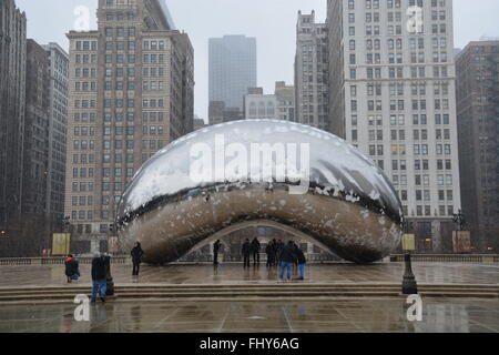 Ein leichter Schnee klebt an der Bohne oder Skulptur Cloud Gate im Millennium Park, Chicago Illinois. Stockfoto