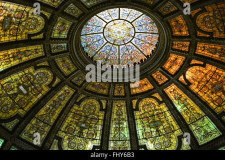 Buntglaskuppel in der Großen Armee der Republik Halle des Chicago Cultural Center, Chicago, Illinois. Stockfoto