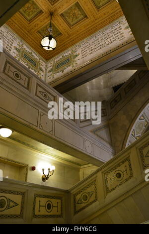 Mosaik Designs auf den Treppen und Mauern der großen Treppe an der Chicago Cultural Center in Chicago, Illinois. Stockfoto