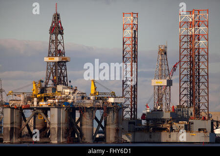 Ein Jackup Drilling Rig, die ENSCO 70 gelegt neben Hartlepool Kernkraftwerk im Nordosten Englands. Stockfoto