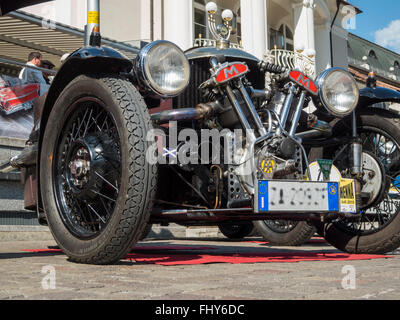 Meran, Italien - 9. Juli 2015: Morgan 3 Wheeler Supersportwagen in Meran in Südtirol-Oldtimer-Rallye Stockfoto