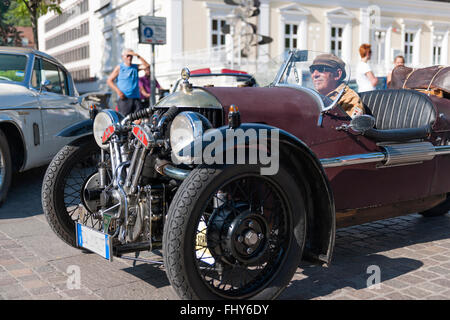 Meran, Italien - 9. Juli 2015: Morgan 3 Wheeler Supersportwagen mit Fahrer Leonhard Lösch ab Nr. 13-Front in Meran Stockfoto