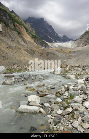 Strömung Gletscher in den großen Kaukasus in der Nähe von Mestia Swanetien, Georgia Stockfoto