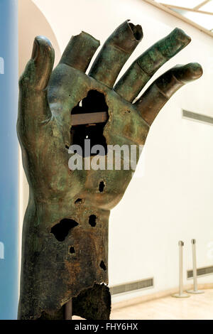 Dieser riesige Bronzekopf des Roman Emperor Constantine bei fast zwei Meter hoch, erscheint im Capitoline Museum, Rom. Stockfoto