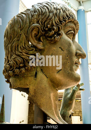 Dieser riesige Bronzekopf des Roman Emperor Constantine bei fast zwei Meter hoch, erscheint im Capitoline Museum, Rom. Stockfoto