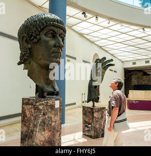 Dieser riesige Bronzekopf des Roman Emperor Constantine bei fast zwei Meter hoch, erscheint im Capitoline Museum, Rom. Stockfoto