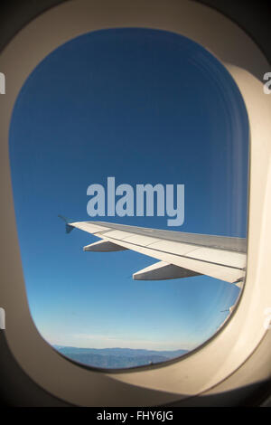 Oaxaca, Mexiko - der Blick aus dem Fenster auf einen Carrier Passagierflugzeug über Oaxaca, Mexiko. Stockfoto