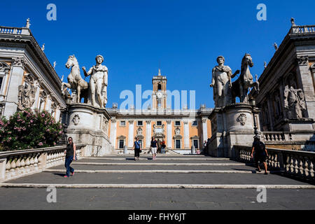 Die Treppe an der Piazza del Campidoglio auf dem kapitolinischen Hügel, mit den Statuen der Castor und Pollux nachschlagen. Stockfoto
