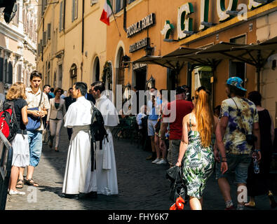 Besucher und einheimische versammelten sich um den berühmten Giolitti Eisdiele und Café in Rom. Stockfoto