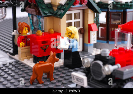 LEGO Postamt in Lego-Straße. Es gibt zwei Frauen und Hund Minifiguren in der Nähe von die Briefkästen. Stockfoto
