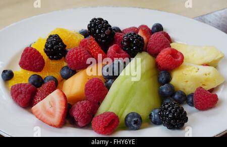 Gesundes Obst-Teller mit Melonen und Beeren Stockfoto