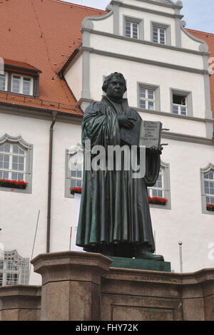 Statue von Martin Luther auf dem Marktplatz vor dem Rathaus, Wittenberg, Deutschland Stockfoto