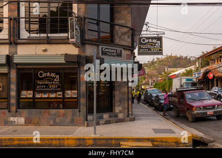 Ein Century 21 Büro in Quepos, Provinz Puntarenas, Costa Rica. Stockfoto