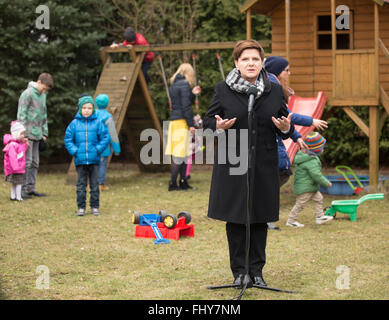 Jozefow, Polen. 26. Februar 2016. Der polnische Premierminister Beata Szydlo während der Pressekonferenz mit Kindern nach großen Familien besucht und das Rahmenprogramm 500 + am 26. Februar 2016 in Jozefow, Polen diskutiert. Bildnachweis: MW/Alamy Live-Nachrichten Stockfoto