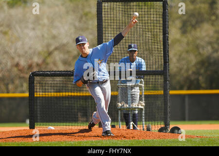 Port Charlotte, Florida, USA. 26. Februar 2016. WILL VRAGOVIC | Times.Tampa Bay Strahlen Krug Justin Marks live mit der Wimper Praxis während des ersten voll-Kader Trainings der Strahlen Spring Training bei Charlotte Sportpark in Port Charlotte, Florida auf Freitag, 26. Februar 2016 zu werfen. © Willen Vragovic/Tampa Bay Times / ZUMA Draht/Alamy Live News Stockfoto