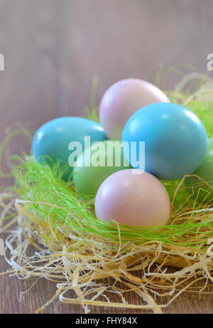 Dekoration mit Ostereier im nest Stockfoto