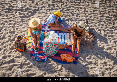 Freunde spielen Karten, Riazor Strand, Stadt Coruña, Galizien, Spanien Stockfoto