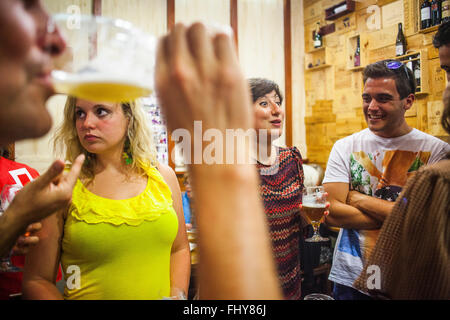 Freunde in Taberna O´Secreto, Calle Alameda 18, Stadt, Coruña, Galizien, Spanien Stockfoto