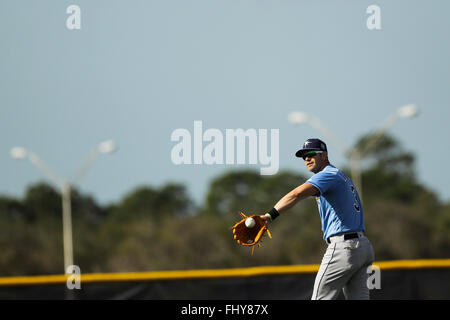 Port Charlotte, Florida, USA. 26. Februar 2016. WILL VRAGOVIC | Times.Tampa Bay Strahlen dritte Baseman Evan Longoria (3) spielt Fang während des ersten voll-Kader Training der Strahlen Spring Training bei Charlotte Sportpark in Port Charlotte, Florida auf Freitag, 26. Februar 2016. © Willen Vragovic/Tampa Bay Times / ZUMA Draht/Alamy Live News Stockfoto