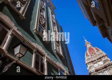 Kuppel des Rathauses und die Einzelheiten der Gebäude von der Calle Gregorio Rocamonde, alte Stadt, Coruña, Galizien, Spanien Stockfoto