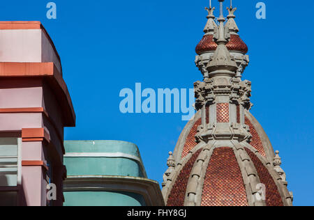 Kuppeln von Rathaus und Detail von Gebäuden von der Calle Gregorio Rocamonde, alte Stadt, Coruña, Galizien, Spanien Stockfoto