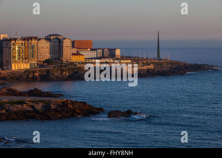 Blick auf die Stadt am rechten Millennium Obelisk Coruña Stadt, Galicien, Spanien Stockfoto