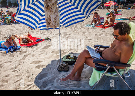 Menschen in Riazor Strand, Coruña Stadt, Galicien, Spanien Stockfoto