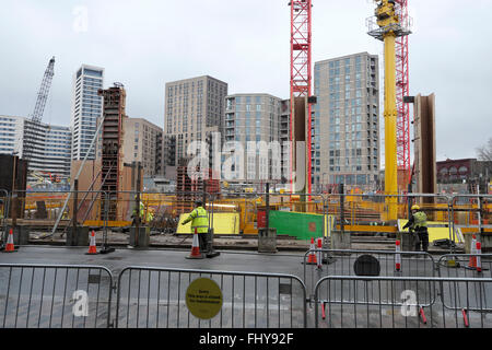 High-Rise Wohnblöcke Turm & Krane auf Skyline in der Nähe der Baustelle auf Handyside Straße in Kings Cross Entwicklung London N1C UK Gehäuse Stockfoto