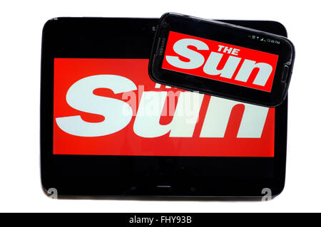 Das Logo der Zeitung The Sun auf den Bildschirmen der ein Tablet und Smartphone angezeigt. Stockfoto