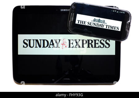 Die Logos der Sunday Express und The Sunday Times Zeitungen auf den Bildschirmen der ein Tablet und Smartphone angezeigt. Stockfoto