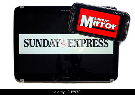 Die Logos von den Sunday Express und der Sunday Mirror Zeitungen auf den Bildschirmen der ein Tablet und Smartphone angezeigt. Stockfoto