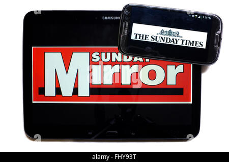 Die Logos der Sunday Mirror und Sunday Times Zeitungen auf den Bildschirmen der ein Tablet und Smartphone angezeigt. Stockfoto