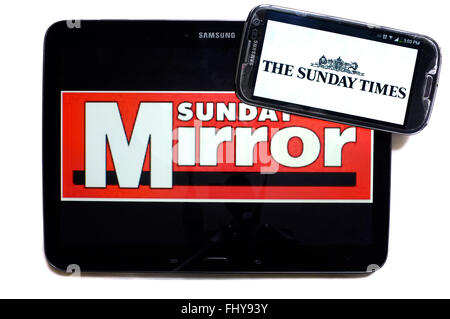 Die Logos der Sunday Mirror und Sunday Times Zeitungen auf den Bildschirmen der ein Tablet und Smartphone angezeigt. Stockfoto