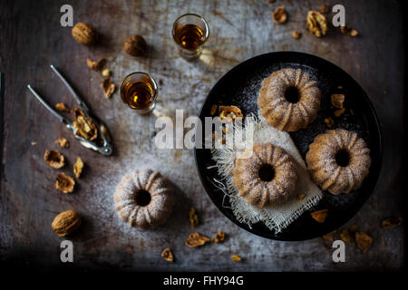 Subtil einfache Kuchen mit Kastanienmehl besonders schön mit Walnüssen. Auf einer Vintage Pfanne eingerichtet. Stockfoto