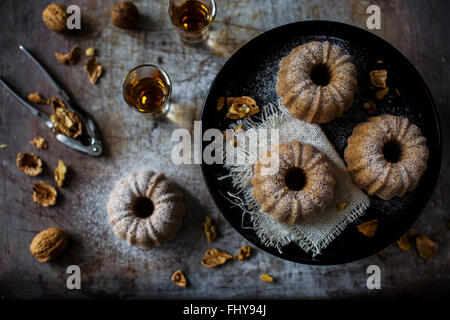 Subtil einfache Kuchen mit Kastanienmehl besonders schön mit Walnüssen. Auf einer Vintage Pfanne eingerichtet. Stockfoto