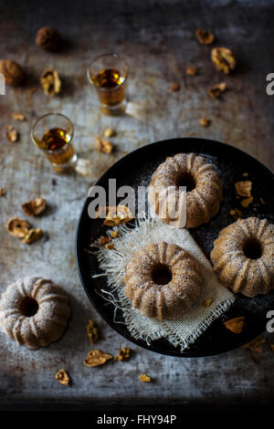 Subtil einfache Kuchen mit Kastanienmehl besonders schön mit Walnüssen. Auf einer Vintage Pfanne eingerichtet. Stockfoto