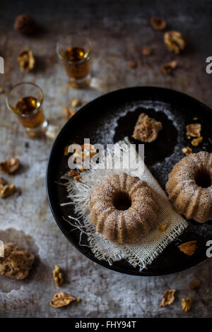 Subtil einfache Kuchen mit Kastanienmehl besonders schön mit Walnüssen. Auf einer Vintage Pfanne eingerichtet. Stockfoto