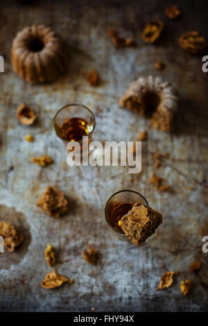 Subtil einfache Kuchen mit Kastanienmehl besonders schön mit Walnüssen. Auf einer Vintage Pfanne eingerichtet. Stockfoto