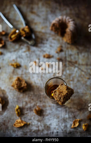 Subtil einfache Kuchen mit Kastanienmehl besonders schön mit Walnüssen. Auf einer Vintage Pfanne eingerichtet. Stockfoto