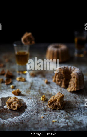 Subtil einfache Kuchen mit Kastanienmehl besonders schön mit Walnüssen. Auf einer Vintage Pfanne eingerichtet. Stockfoto