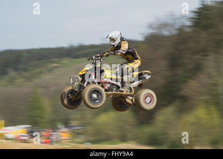 Quad Racer ist hoch springen ein Motorrad Stockfoto