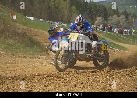 Rennfahrer in blau werden einen Sweep von Beiwagen bestanden. Stockfoto
