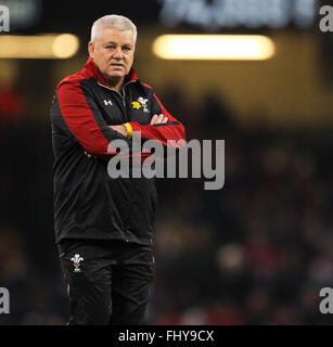 Fürstentum Stadium, Cardiff, Wales. 26. Februar 2016. RBS Six Nations Championships. Wales gegen Frankreich. Wales Coach Warren Gatland Uhren seiner Seite Aufwärmen Credit: Action Plus Sport/Alamy Live News Stockfoto