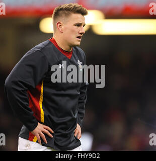 Fürstentum Stadium, Cardiff, Wales. 26. Februar 2016. RBS Six Nations Championships. Wales gegen Frankreich. Wales Jonathan Davies während der Pre-Match Aufwärmen Credit: Action Plus Sport/Alamy Live News Stockfoto