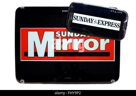 Die Logos der Sunday Mirror und Sunday Express Zeitungen auf den Bildschirmen der ein Tablet und Smartphone angezeigt. Stockfoto