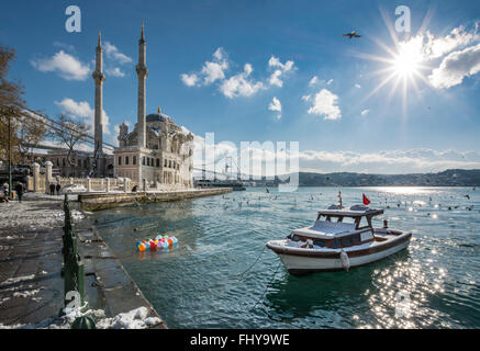 Die Ortakoy-Moschee und die Bosporus-Brücke am sonnigen Tag in Besiktas, Istanbul, Türkei Stockfoto