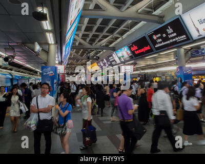 Fahrgäste umsteigen in Siam station BMT Bangkok thailand Stockfoto